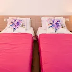 Millyholidays - Lilla - Center - Nearby - Private Garden - Pool Bardolino