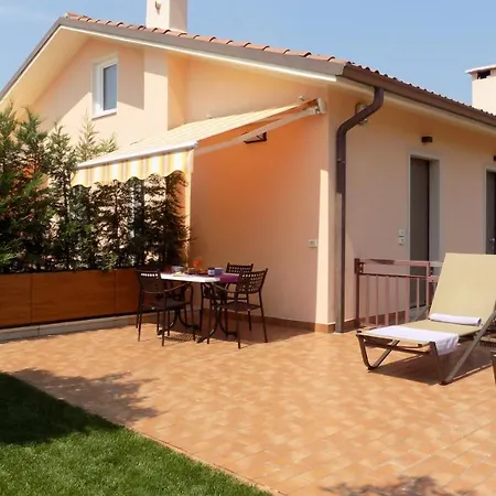 Millyholidays - Lilla - Center - Nearby - Private Garden - Pool Apartment Bardolino