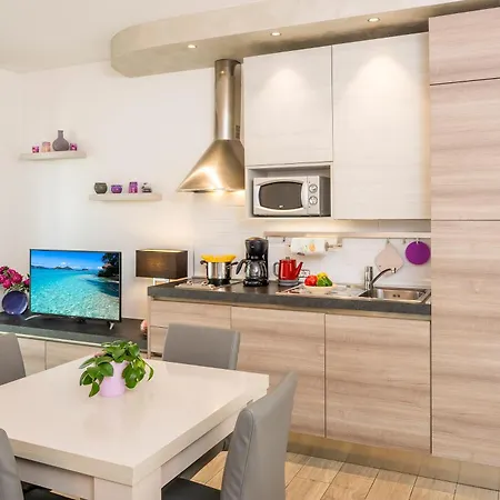 Apartment Millyholidays - Lilla - Center - Nearby - Private Garden - Pool Bardolino