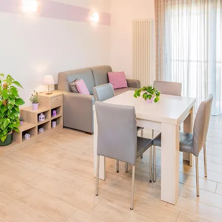 Apartament Millyholidays - Lilla - Center - Nearby - Private Garden - Pool
