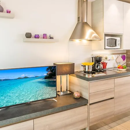 Apartment Millyholidays - Lilla - Center - Nearby - Private Garden - Pool *