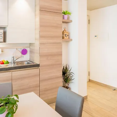 Διαμέρισμα Millyholidays - Lilla - Center - Nearby - Private Garden - Pool *