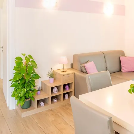 Millyholidays - Lilla - Center - Nearby - Private Garden - Pool Bardolino
