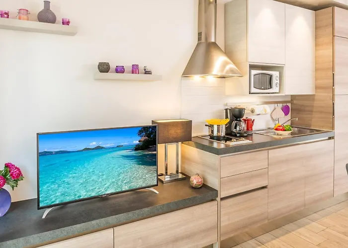 Apartmán Millyholidays - Lilla - Center - Nearby - Private Garden - Pool *